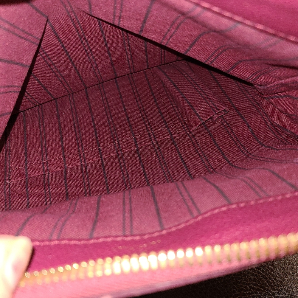 Cute Authentic LV Clutch